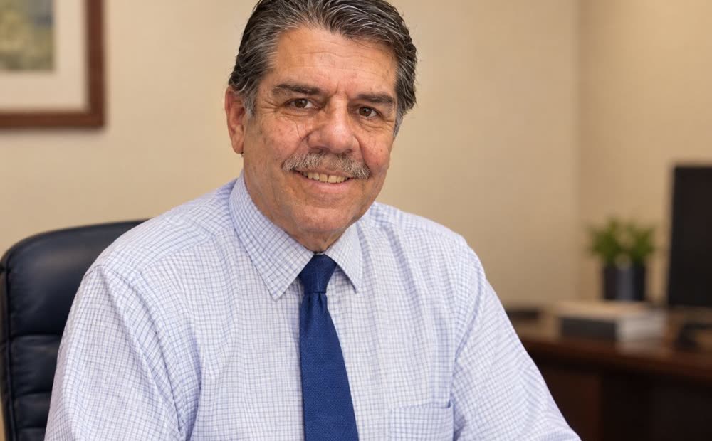 Claudio Durán Alvial, perito judicial e ingeniero civil mecánico, en su escritorio