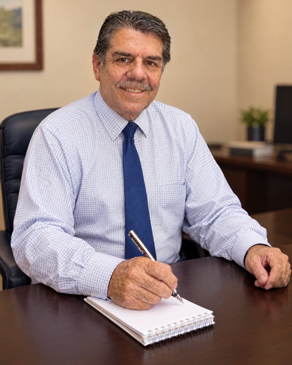 Dr. Claudio Durán Alvial, ingeniero civil mecánico y perito judicial, en su oficina